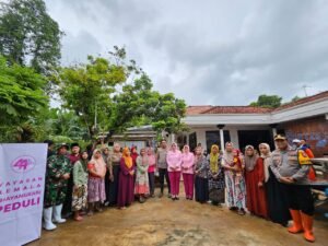 Polres Bangkalan dan Bhayangkari Salurkan Bansos untuk Warga Terdampak Banjir di Arosbaya