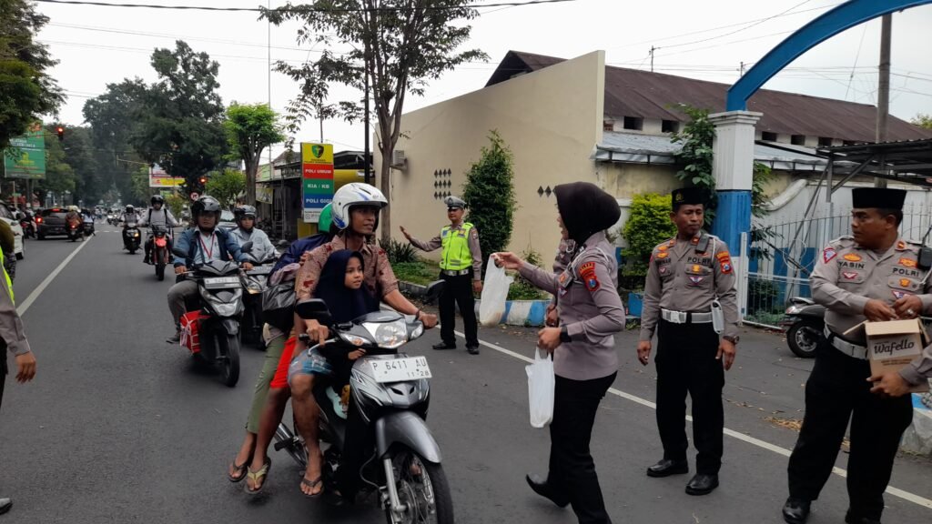 Polres Pacitan Peduli, Warga Penyandang Cacat Terima Bantuan Renovasi Dapur