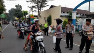 Polres Pacitan Peduli, Warga Penyandang Cacat Terima Bantuan Renovasi Dapur
