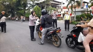 Polres Bondowoso Berbagi Takjil Sembari Edukasi Pengendara Tertib Lalu Lintas