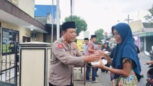 Dekat Dengan Masyarakat, Polsek Pagu Bagi Takjil ke Pengendara 