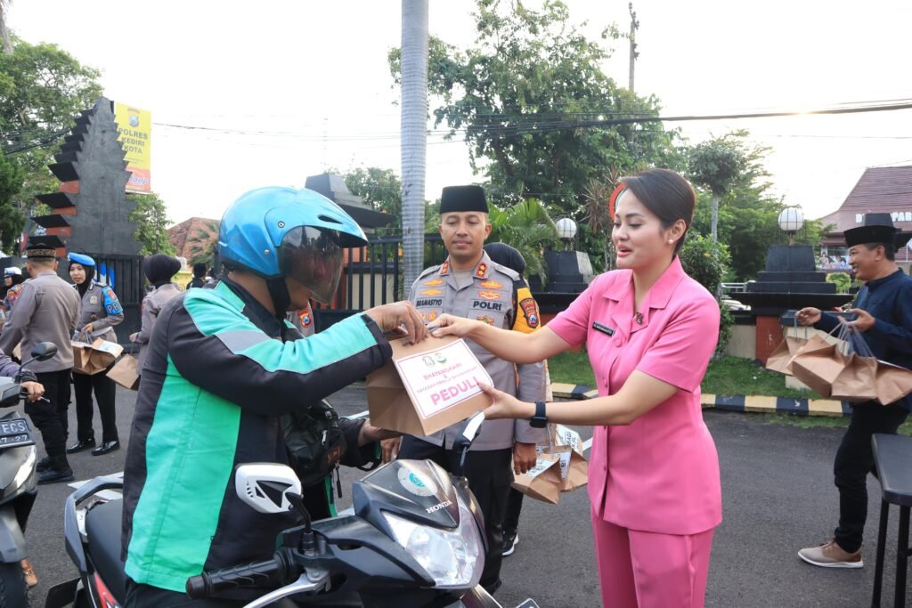 Ramadhan Berkah, Polres Kediri Kota dan Bhayangkari Berbagi Takjil Jelang Berbuka Puasa