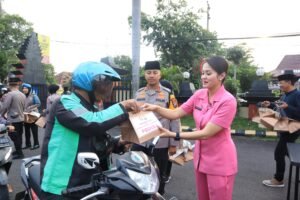 Ramadhan Berkah, Polres Kediri Kota dan Bhayangkari Berbagi Takjil Jelang Berbuka Puasa