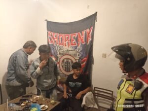 Acara Kumpul – kumpul yang Diwarnai Minum – Minuman di Kafe, Puluhan Anggota Komunitas yang Berafiliasi pada Perguruan Pencak Silat ini Dihentikan Polsek Mojoroto, Ternyata ini Sebabnya ..!