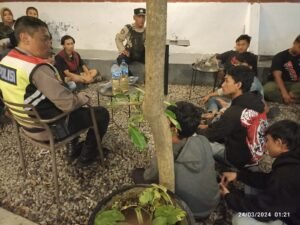 Acara Kumpul – kumpul yang Diwarnai Minum – Minuman di Kafe, Puluhan Anggota Komunitas yang Berafiliasi pada Perguruan Pencak Silat ini Dihentikan Polsek Mojoroto, Ternyata ini Sebabnya ..!