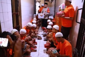 Momen Puluhan Tahanan Terima Tausiah Sebelum Buka Bersama Polres Tanjungperak 