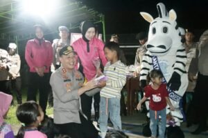 Tiba di Pulau Bawean, Kapolres Gresik langsung Hibur Anak-Anak Korban Gempa 