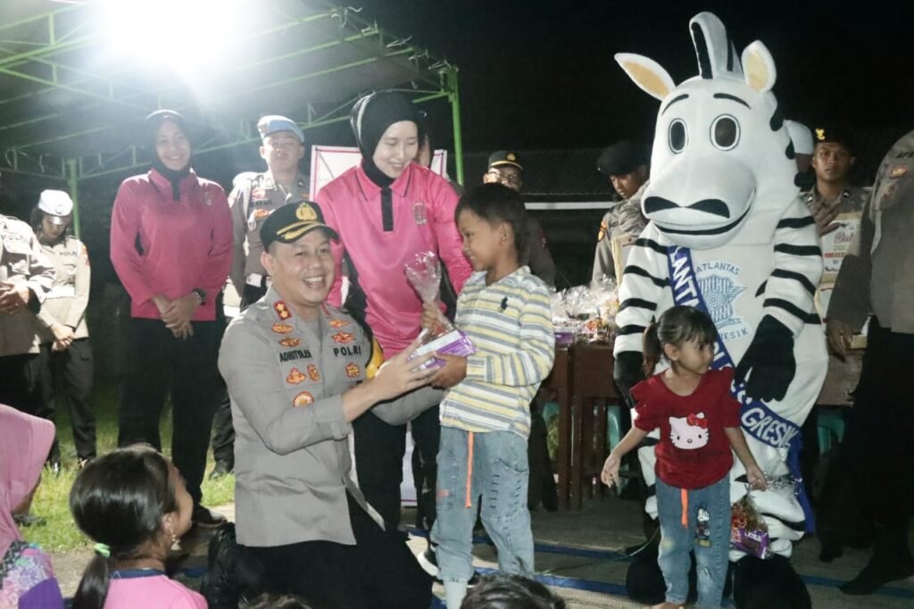 Tiba di Pulau Bawean, Kapolres Gresik langsung Hibur Anak-Anak Korban Gempa