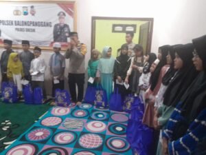 Berbagi Berkah dan santunan anak yatim di bulan suci Ramadhan  kaposek Balongpanggang AKP Moch Dawud SH