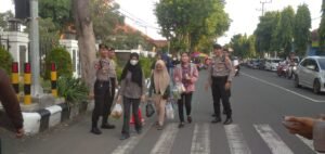 Gelar  Ngabubu – Ride dan Walk Patrol di Bulan Ramadhan Cara Sat Samapta Polres Kediri Kota Dekat Dengan Masyarakat