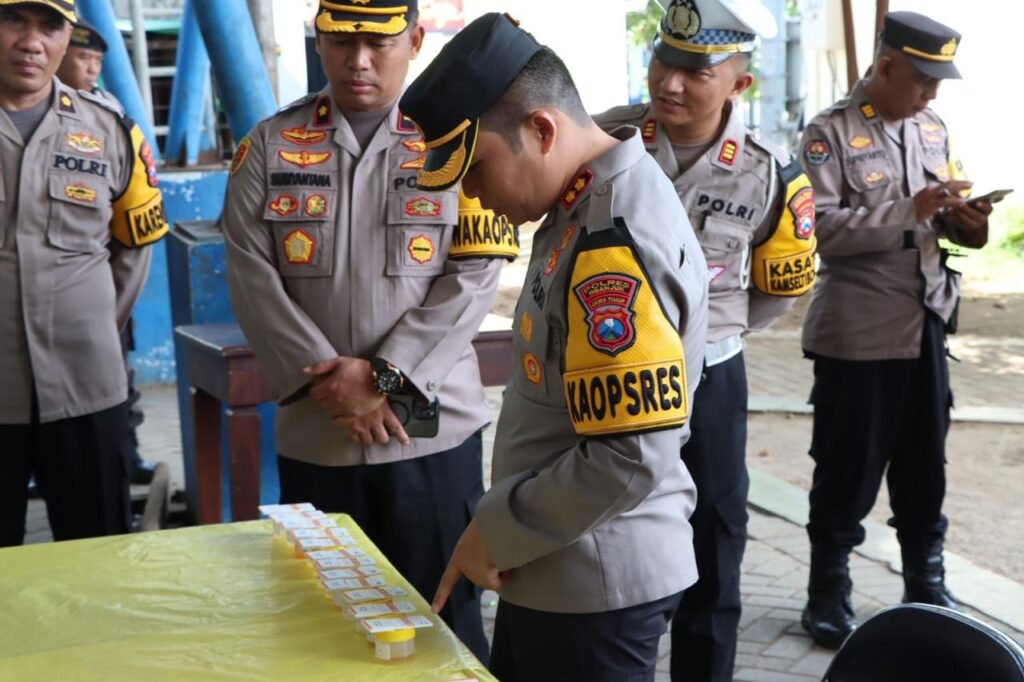 Polres Nganjuk Tes Urine Sopir Angkutan Umum Upaya Jaga Keselamatan Penumpang Mudik Lebaran