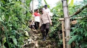 Polres Tulungagung Beri Bantuan Warga Desa Kedoyo yang Mengalami Musibah Akibat Hujan Deras