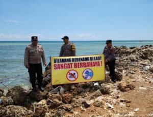 Cegah Laka Laut Polisi Pasang Banner Himbauan di Pantai Pamekasan
