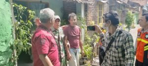Salut, Polisi di Nganjuk Antarkan ODGJ Berobat ke RSJ Menur