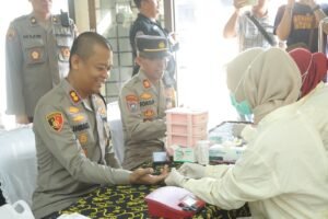Bantu PMI Penuhi Stok Darah, Kapolres Mojokerto  Ajak Anggota Laksanakan Donor