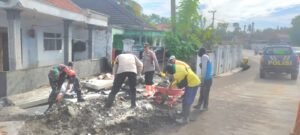 Sinergitas TNI Polri Bersihkan Saluran Air Pasca  Banjir di Lumajang