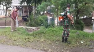 Kompak, Anggota Koramil 0808/21 Selorejo Bersama Warga Gelar Pembersihan Lingkungan