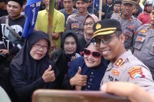 Berbagi Air Minum Saat Aksi Damai Buruh, Kapolres Situbondo Diserbu Emak-Emak Minta Selfie