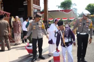 Layani Sepenuh Hati, Polisi Bantu Pemberangkatan Calon Jamaah Haji di Tuban