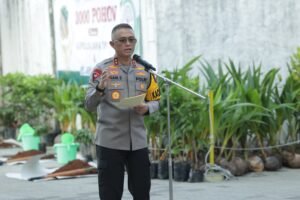Peduli Lingkungan Kapolda Jatim Tanam dan Berbagi Bibit 3.000 Pohon di Gresik