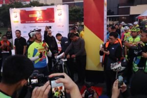 Kapolda Jatim Bersama Ribuan Pesepeda dari 17 Negara Ikuti Bromo KOM X 2024