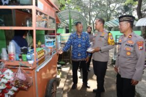 Kapolres Kediri Kota Borong Jajanan Kaki Lima saat Jum’at Curhat di Wahana Wisata