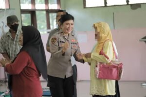 Polwan Polres Mojokerto Hibur ODGJ dengan Joget Poco-Poco