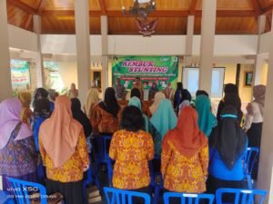 Peduli Kesehatan Anak, Babinsa Koramil Ponggok Hadiri Kegiatan Rembuk Stunting