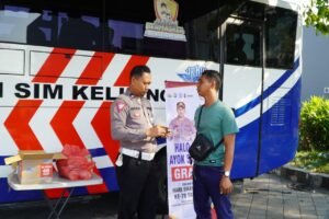 Satlantas Polres Gresik Bagikan Sarapan Gratis kepada Pemohon SIM Keliling dalam Rangka Hari Jadi Bhayangkara ke-78