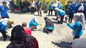 PUSKESMAS BLEGA KECAMATAN BLEGA KABUPATEN BANGKALAN, MEMERIAHKAN ACARA LOMBA MEMASUKAN AIR KE DALAM BOTOL DAN MENJEMPUT TEMAN PAKAI BALON YANG DI TARUH DI PUNGGUNG UNTUK MEMERIAHKAN HUT YANG KE 79
