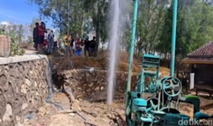SEMBURAN AIR BOR SETINGGI 30 METER DI DESA PANDAN KABUPATEN SAMPANG MASIH DI TELITI