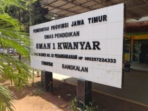 TRI HARIYANTO KEPSEK SMAN 1 KWANYAR BANGKALAN MADURA’ YANG SERING TIDAK MASUK DAN TIDAK AKTIF