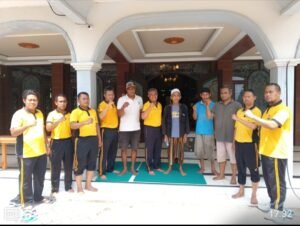 Sambut Bulan Suci Ramadhan 1446 H/2025 M Polsek Menganti Gelar Bhakti Sosial dengan Bersih – Bersih Masjid Baiturrahman