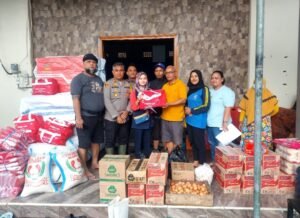 Kapolsek Menganti AKP Moch.Dawud S.H Peduli Banjir di Menganti,Bagikan Bantuan Terdampak Banjir Bersama
