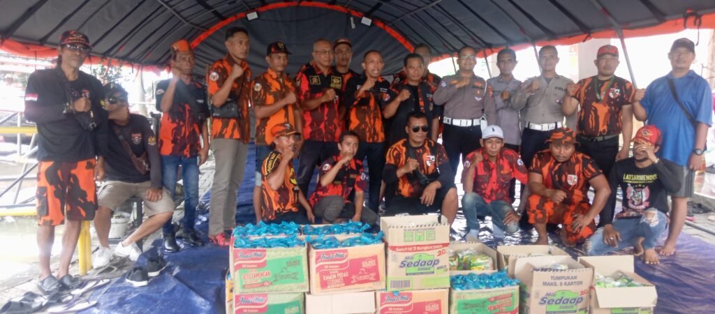 Aksi Kepedulian Pemuda Pancasila Untuk Warga Yang Terdampak Banjir Di  Oma Indah Menganti kab. Gresik