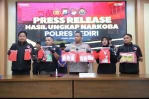Polres Kediri Berhasil Gagalkan Peredaran Narkoba, Tiga Tersangka  dan Sabu Hampir 1 Kg Diamankan