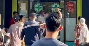 Puluhan Orang Bersajam Paksa Masuk Puskesmas Geger Bangkalan, Diduga Terkait Konflik Kades Lama dan Baru
