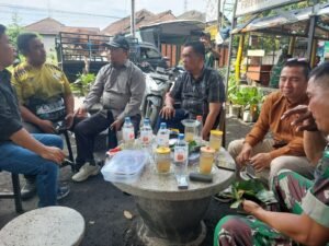 Kapolsek Krian Ngopi Bareng Forkopimka dan Warga, Wujudkan Krian Aman dan Guyub