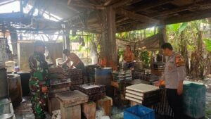 Kapolsek Krian Ajak Bhabinkamtibmas dan Babinsa Sosialisasi Bahaya Bahan B3 di Kampung Tahu Tropodo