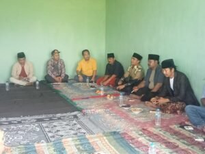 KUNJUNGAN BAPAK BUPATI BANGKALAN KE DESA PENJALINAN UNTUK MENINJAU JALAN YANG RUSAK PARAH