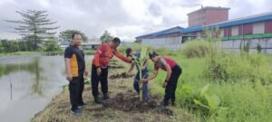 Bhabinkamtibmas Polsek Krian dan Warga Ponokawan Tanam Pohon Pisang Dukung Ketahanan Pangan Nasional