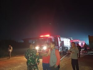 Kapolsek Krian dan Anggota turun langsung ke lokasi untuk melakukan pengamanan Kebakaran PT. Bara Energi Maha Jaya di Krian