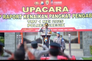Pengabdian Terbaik, Dua Anggota Polres Gresik Diganjar Kenaikan Pangkat