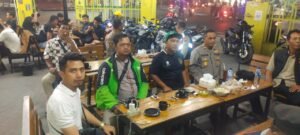 Kapolsek Krian Gelar Nobar Indonesia vs China Bersama Masyarakat