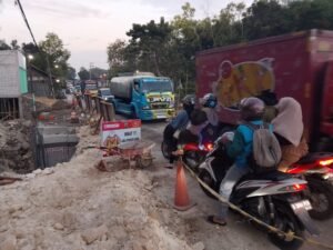 ANGGOTA LANTAS POLRES BANGKALAN KENDOR UNTUK PENGAMANAN DI JEMBATAN PANGELEYAN KECAMATAN TANAH MERAH