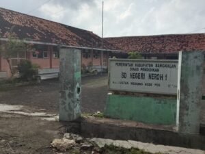 KEPALA SEKOLAH SDN NEROH 1 KECAMATAN MODUNG KABUPATEN BANGKALAN JAWA TIMUR HANYA MEMAKAN GAJI BUTA