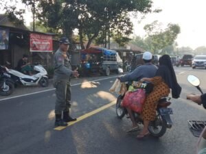 SALAH SATU PETUGAS SATPOL PP DI KECAMATAN BLEGA YANG SIGAP MEMBANTU WARGA YANG KE PASAR.