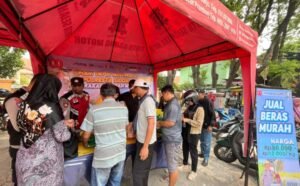 Warga Antusias Serbu Bazar Beras Murah di Polsek Krian