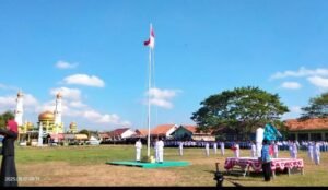 UPACARA HUT KEMERDEKAAN RI KE-80 DI LAPANGAN BLEGA KABUPATEN BANGKALAN JAWA TIMUR.