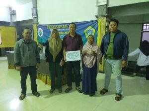 Pembagian BLT Dana Desa Tahap Agustus atau Bulan Ke 8- 2025, Puluhan KPM Desa Segoromadu Kecamatan Kebomas Kabupaten  Gresik Terima Bantuan Tunai.